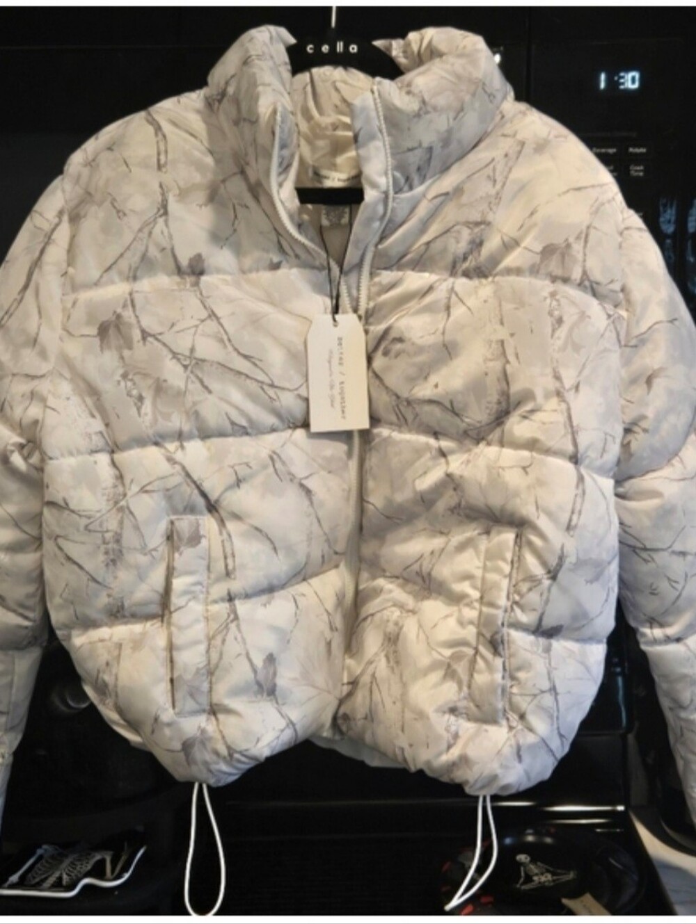 NWT! Women’s White And Gray Marble-Print Cropped Puffer Jacket. Size L